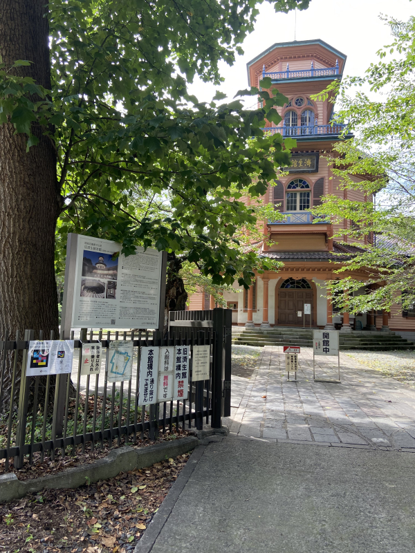 山形市郷土館の門に掲示されているナビレンスの画像２